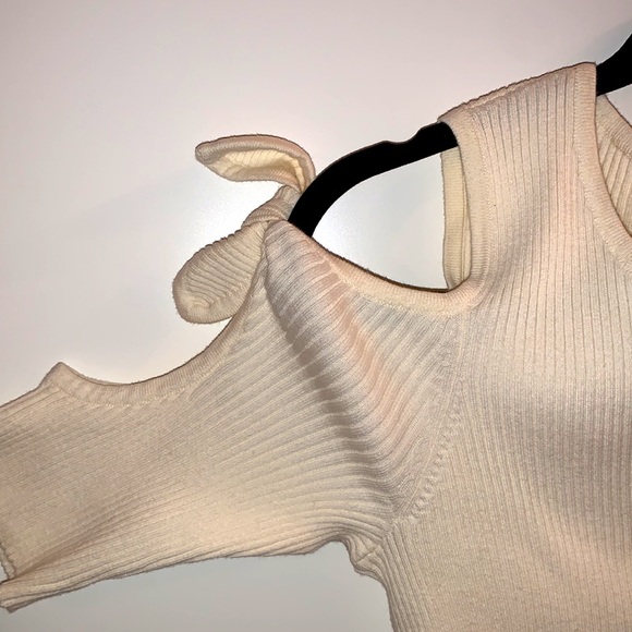CeCe ribbed shirt peekaboo shoulder with tie knot detail on shoulders - Picture 2 of 4